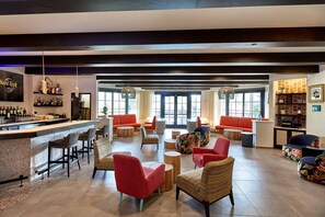 Lobby-Lounge, Blick auf den Pool, täglich geöffnet