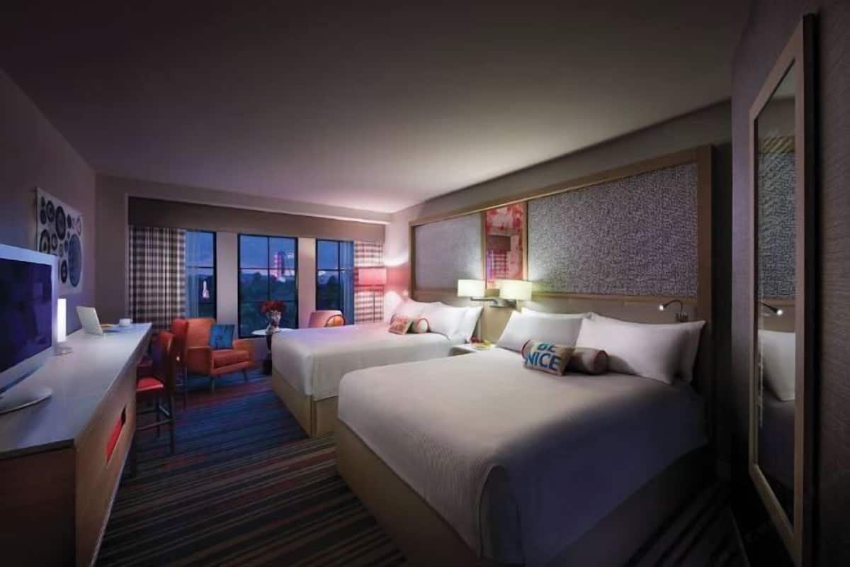 Ropa de cama de alta calidad y caja de seguridad en la habitación