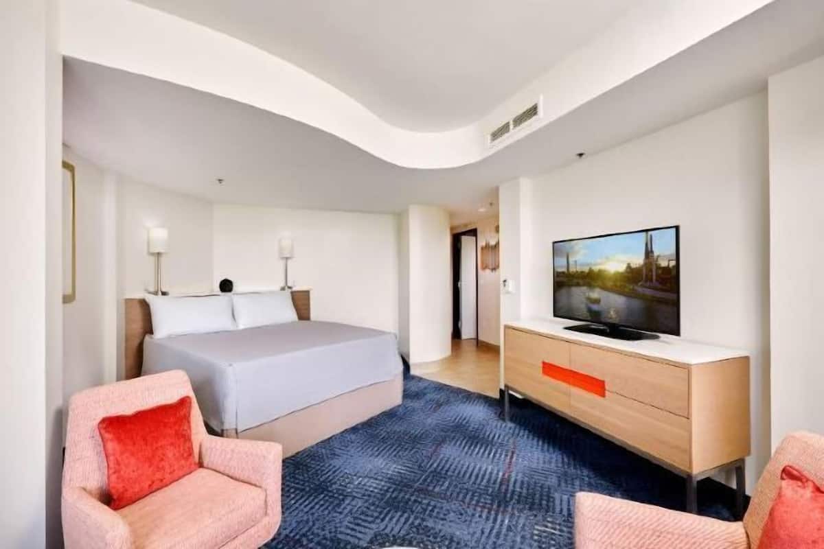 Premium bedding, in-room safe, desk, iron/ironing board