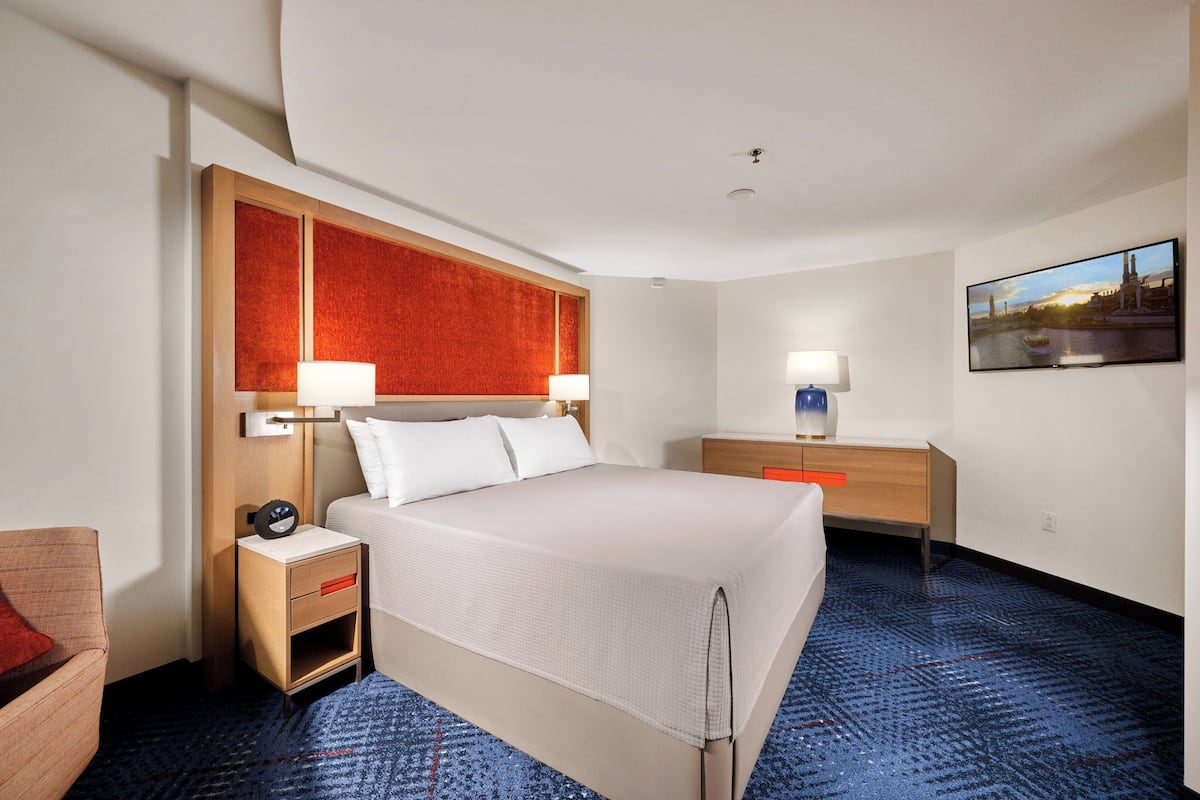 Suite, 1 King Bed, Non Smoking (The King Suite), Includes Universal Express Unlimited^ | Premium bedding, in-room safe, desk, iron/ironing board