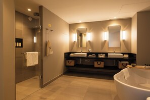 Deluxe suite | Badkamer | Gratis toiletartikelen, een haardroger, badjassen, pantoffels