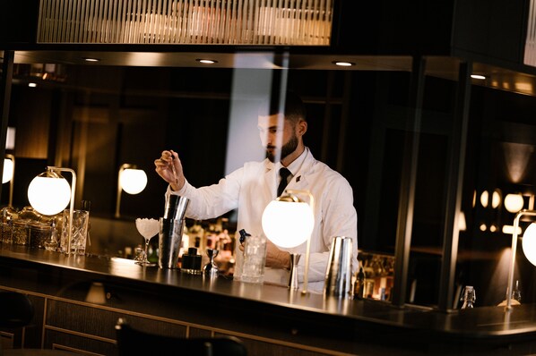 2 bars/lounges