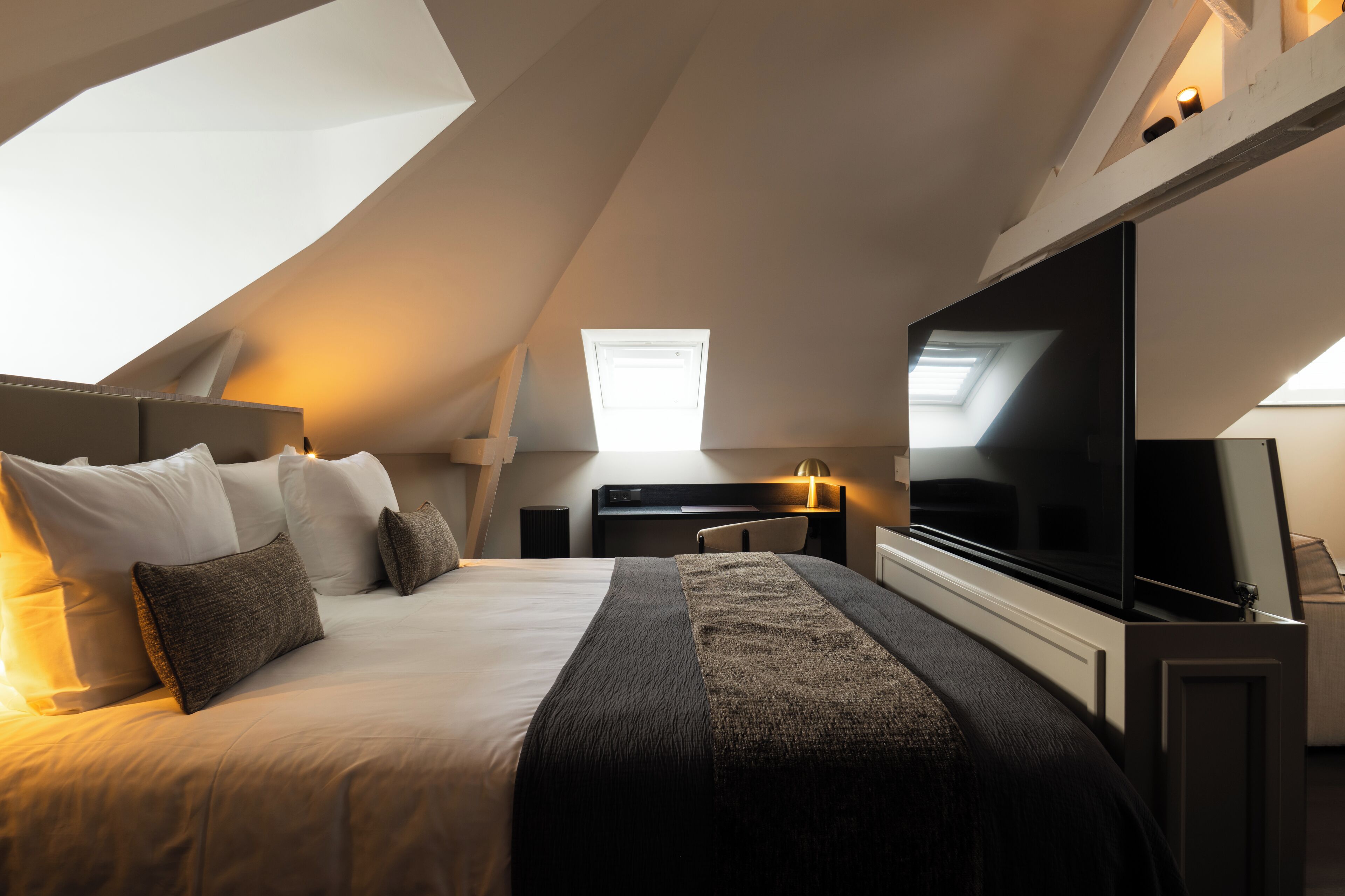 beaumont loft | 1 bedroom, premium bedding, minibar, in-room safe