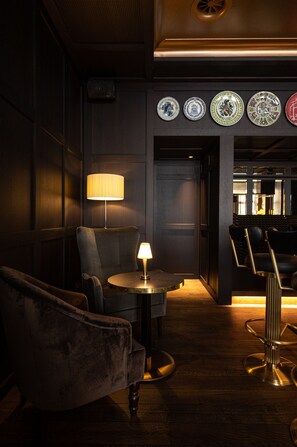 2 bars/lounges