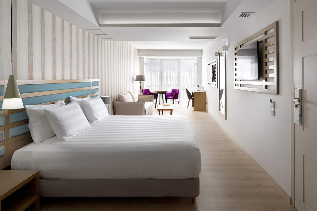 Ropa de cama de alta calidad y caja de seguridad en la habitación