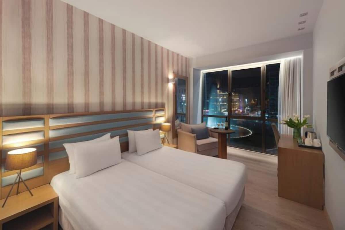 Ropa de cama de alta calidad y caja de seguridad en la habitación