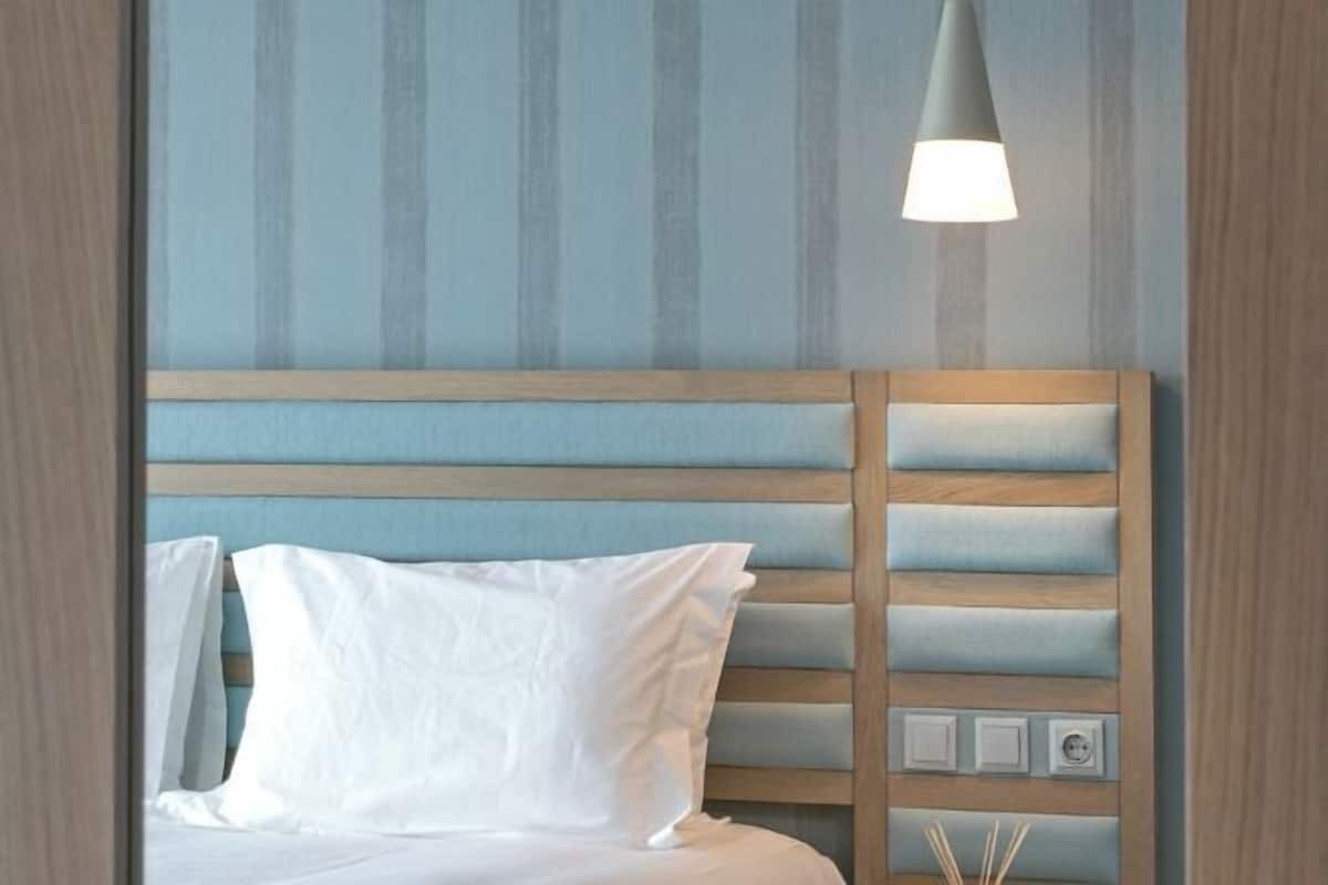 Premium bedding, in-room safe, desk, blackout curtains
