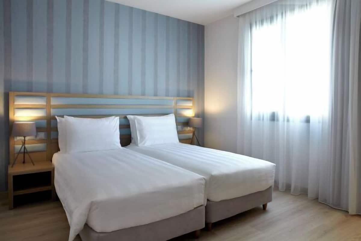Ropa de cama de alta calidad y caja de seguridad en la habitación