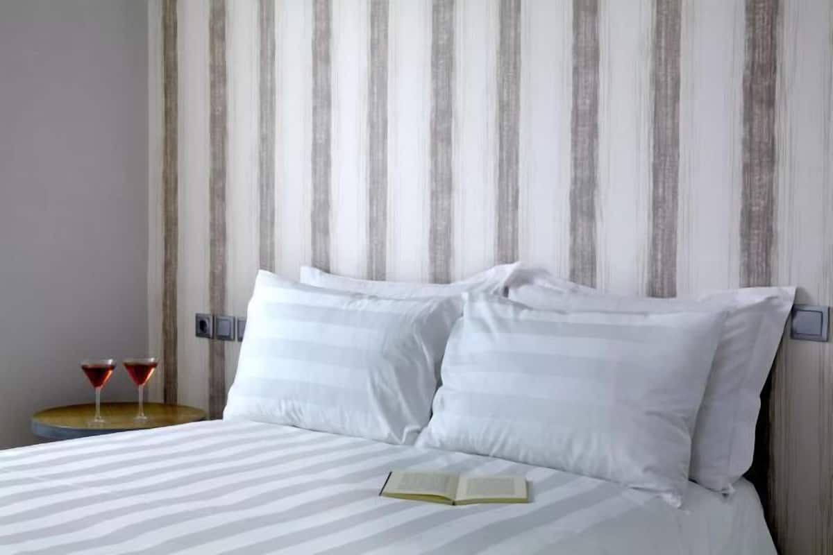 Premium bedding, in-room safe, desk, blackout curtains