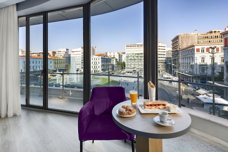 Corner Suite Fountain View | Ausblick vom Zimmer. Athens Tiare by Mage Hotels