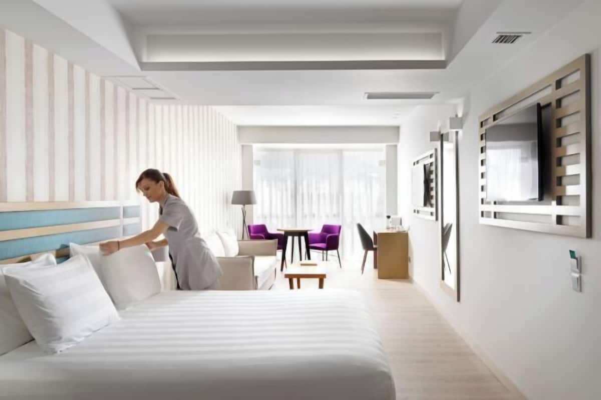 Premium bedding, in-room safe, desk, blackout curtains
