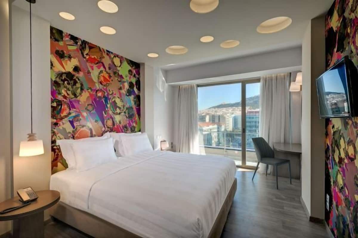 Ropa de cama de alta calidad y caja de seguridad en la habitación