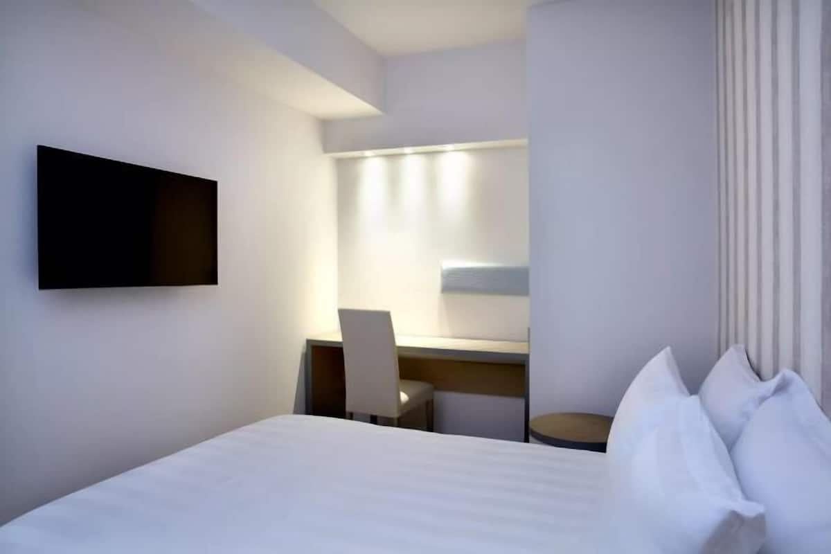Premium bedding, in-room safe, desk, blackout curtains