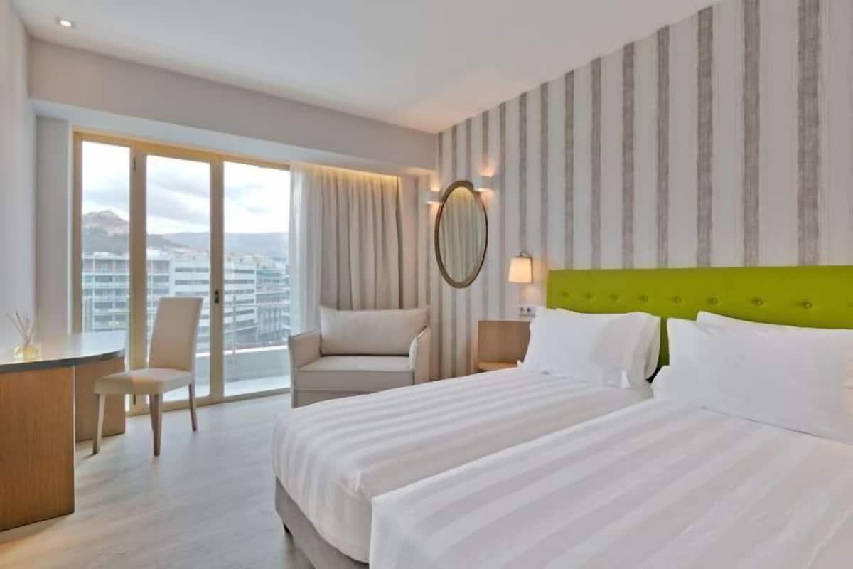 Premium bedding, in-room safe, desk, blackout drapes
