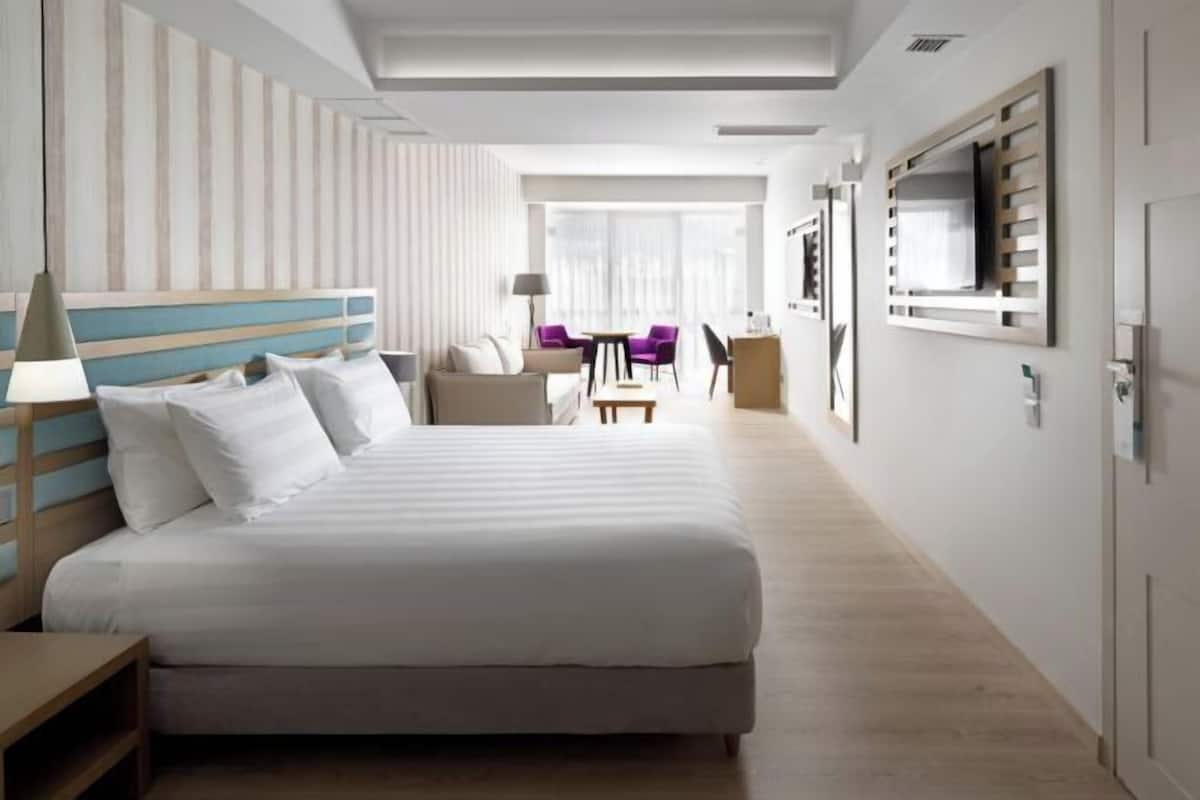 Premium bedding, in-room safe, desk, blackout curtains