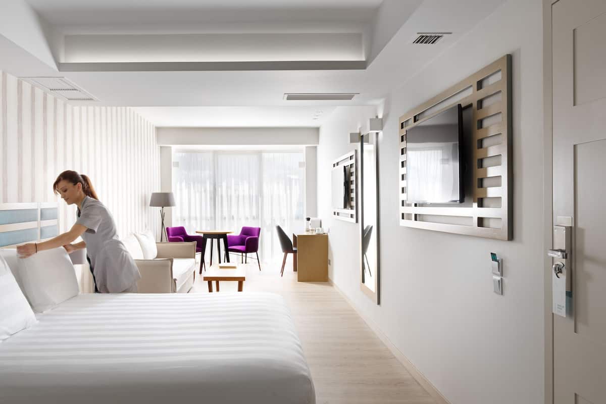 Premium bedding, in-room safe, desk, blackout curtains