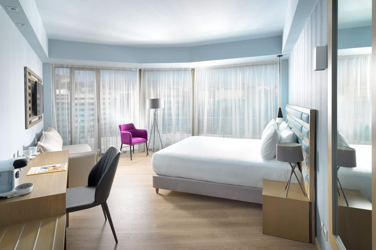 Premium bedding, in-room safe, desk, blackout curtains