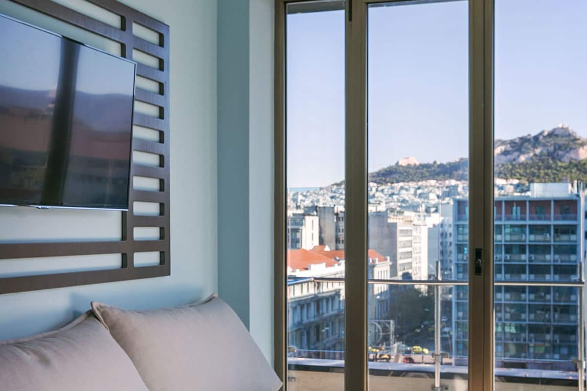 Premium bedding, in-room safe, desk, blackout curtains