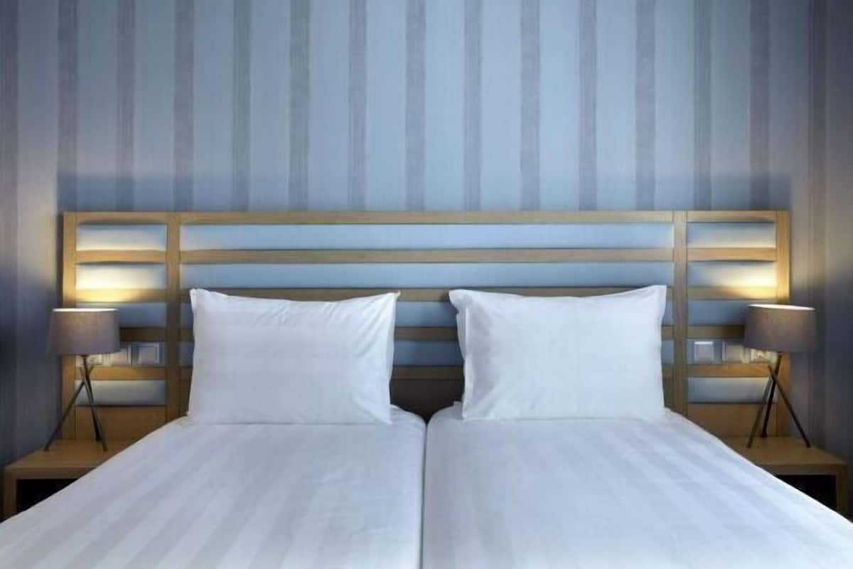 Premium bedding, in-room safe, desk, blackout curtains