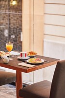 Petit déjeuner buffet (15.50 EUR par personne)