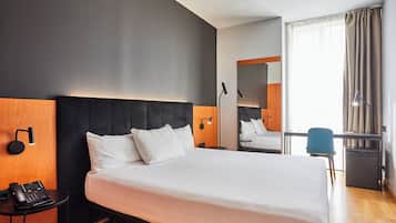 Standard Room (Queen bed) | 1 bedroom, minibar, in-room safe, desk