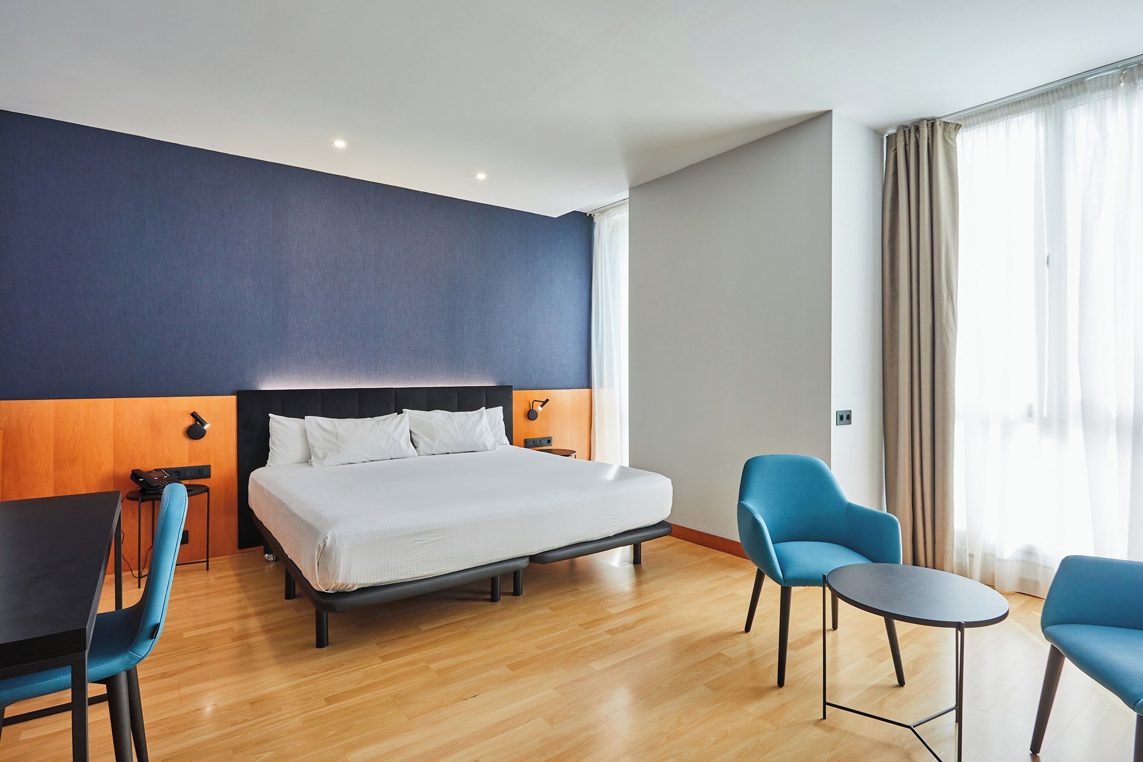 Junior suite | Een minibar, een kluis op de kamer, een bureau, verduisterende gordijnen