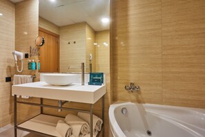 Suite junior | Baño | Artículos de higiene personal gratuitos, secador de pelo, bidé y toallas