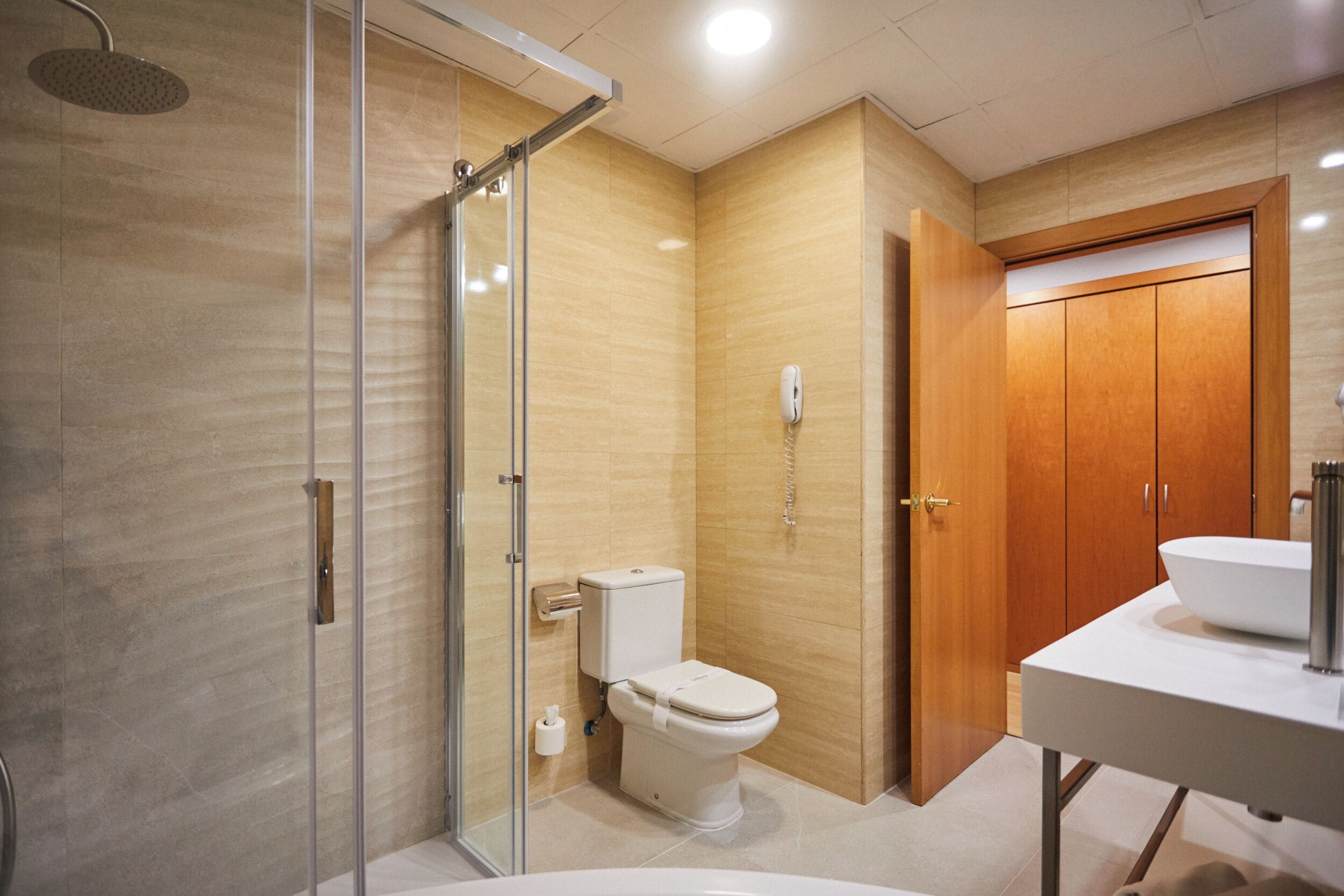 junior suite | bathroom | free toiletries, hair dryer, bidet, towels