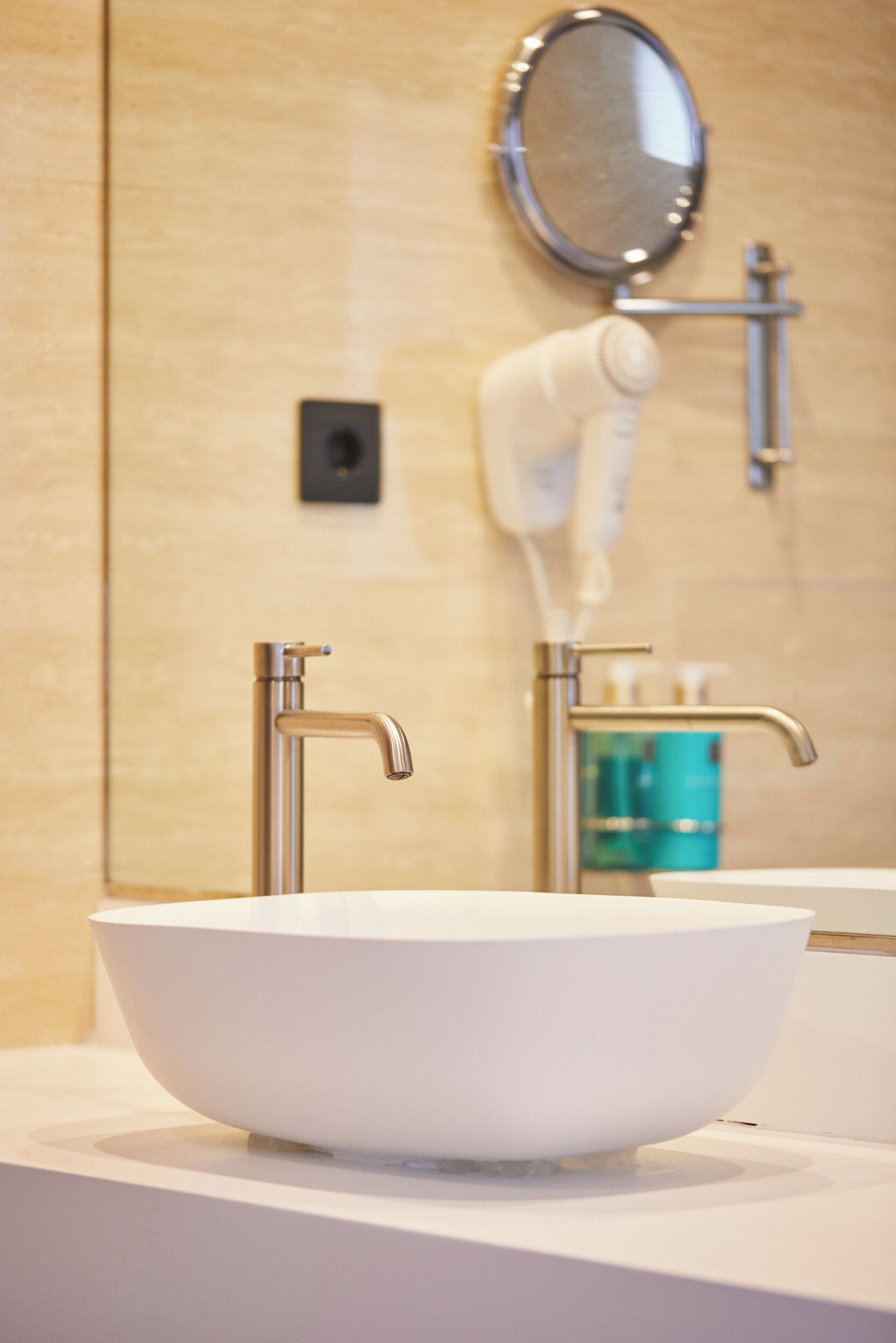 basic room | bathroom | free toiletries, hair dryer, bidet, towels