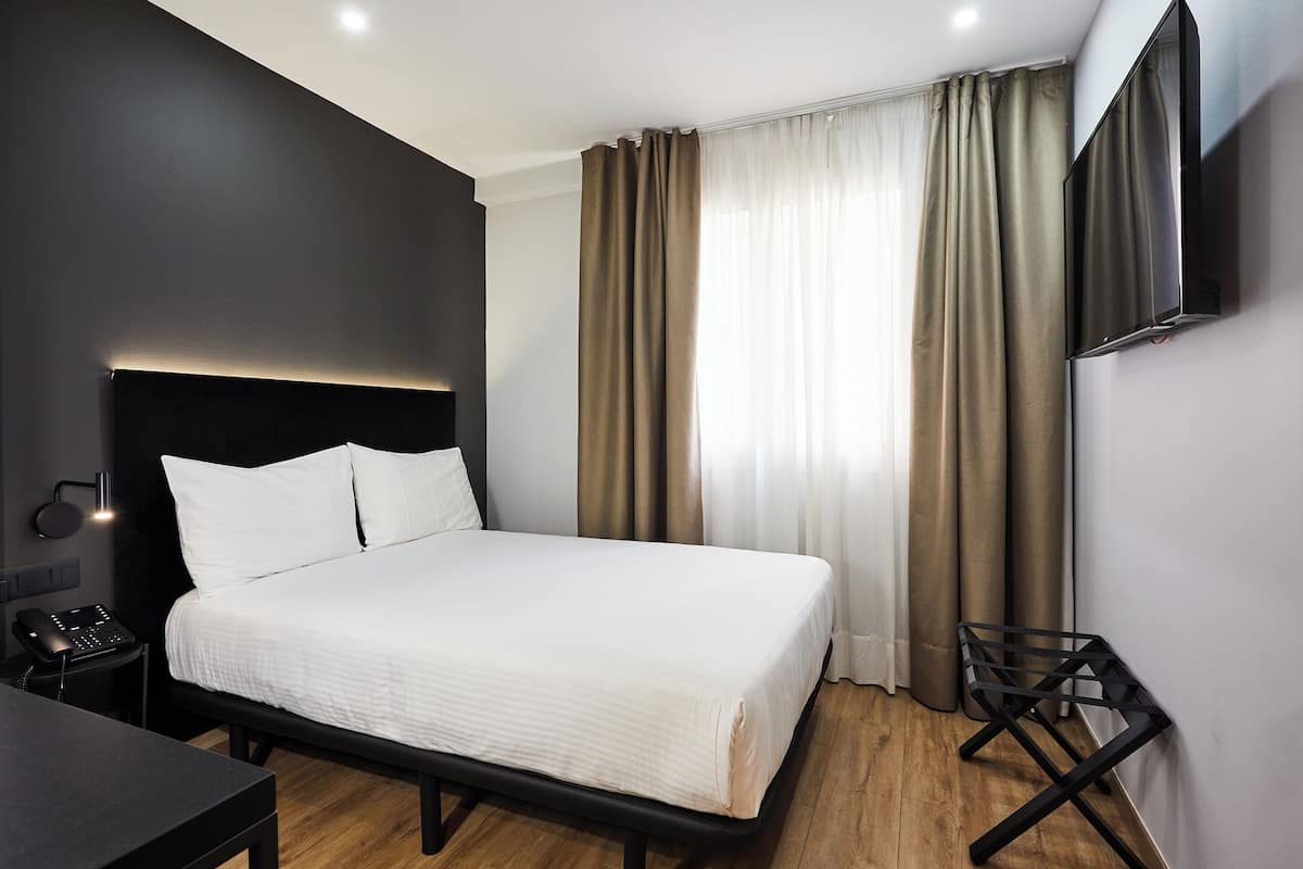 Basic Room | 1 bedroom, minibar, in-room safe, desk