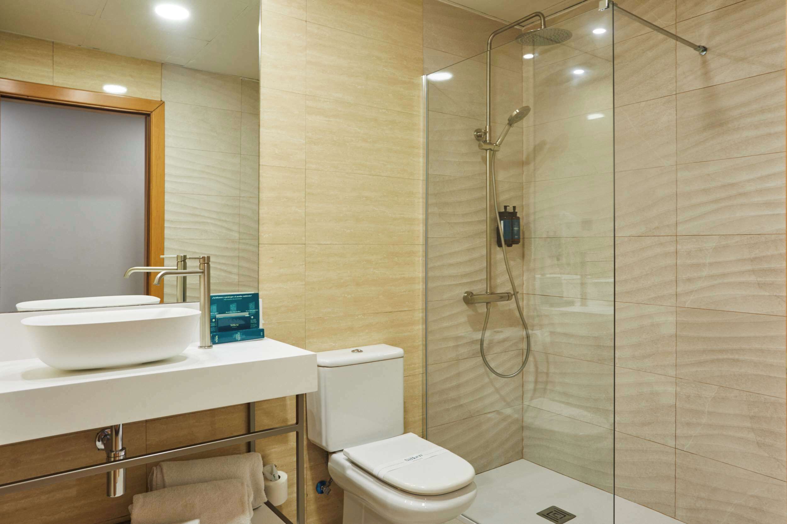 standard twin room | bathroom | free toiletries, hair dryer, bidet, towels
