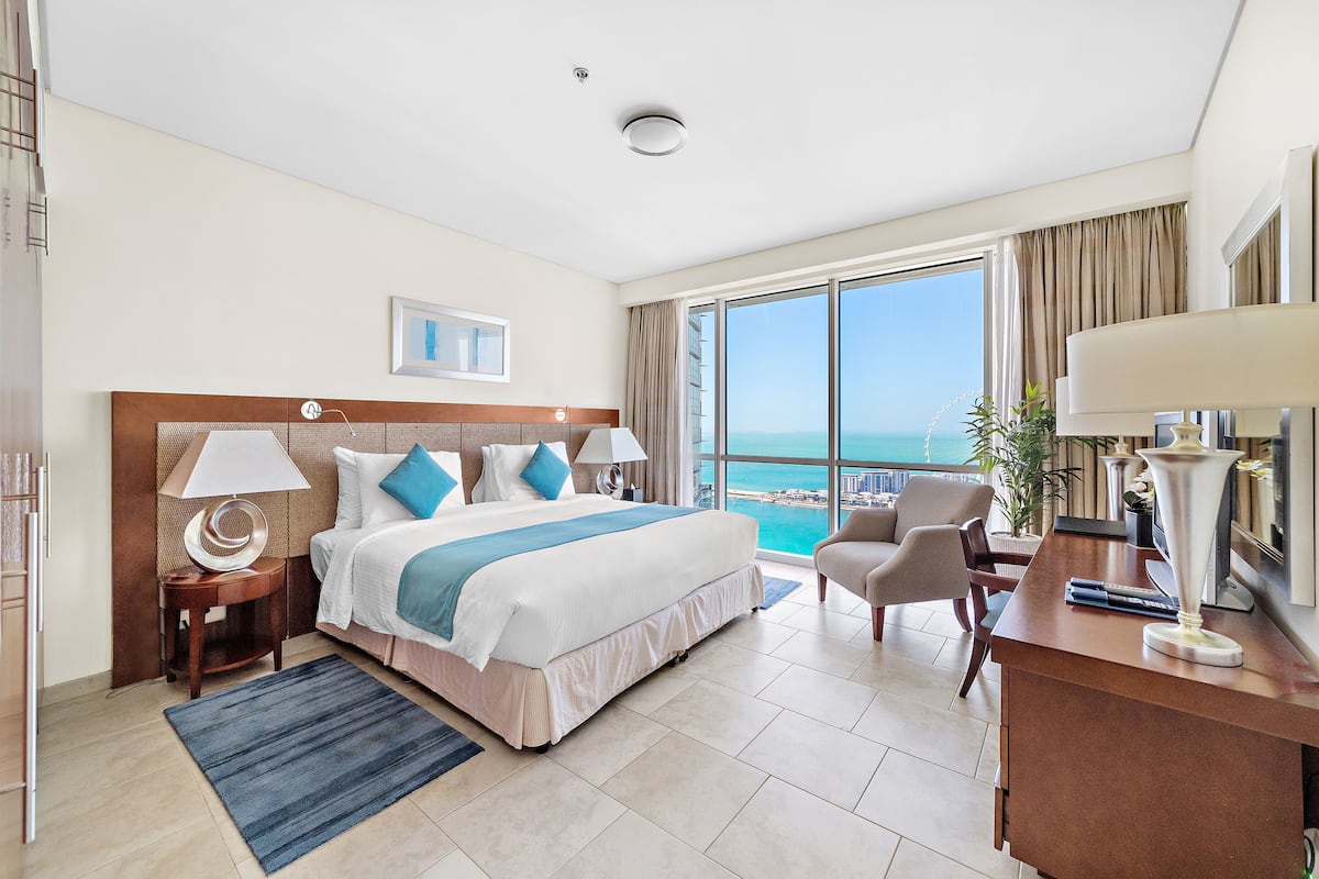 2 bedrooms, premium bedding, in-room safe, desk