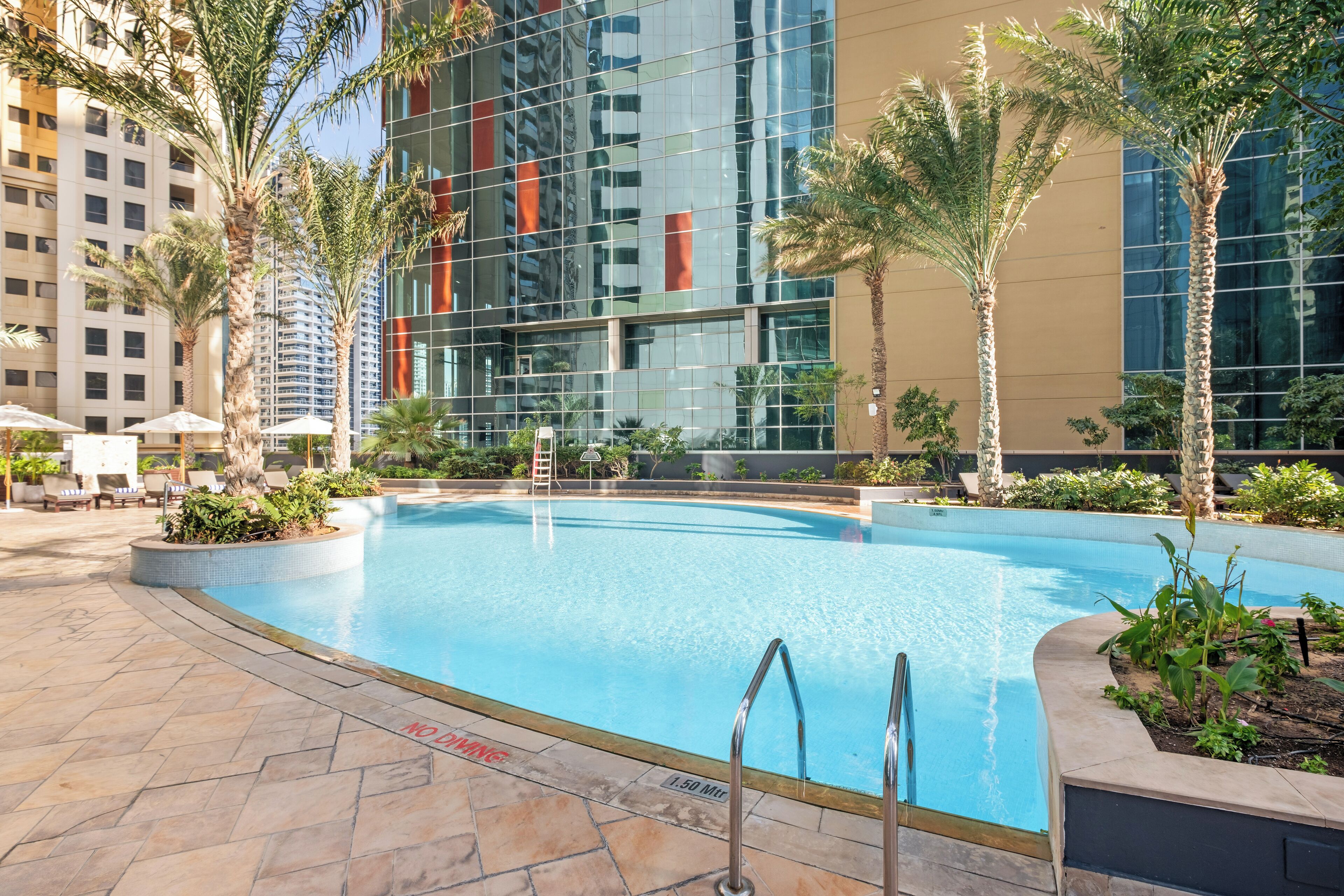 2 piscines extérieures, parasols de plage, chaises longues