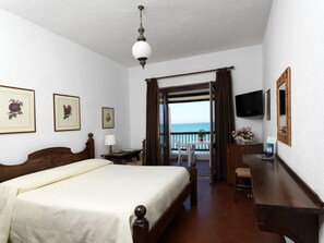 Minibar, caja de seguridad en la habitación y escritorio 