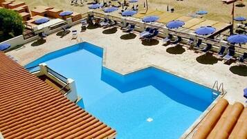 Außenpool, Sonnenschirme, Liegestühle