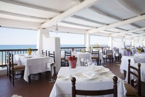 Petit déjeuner et dîner servis sur place