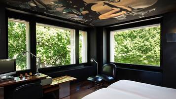 Premium bedding, in-room safe, individually decorated