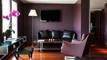 Suite, 1 kingsize bed, uitzicht op bergen | Woonruimte | Een 40-inch televisie met satellietzenders