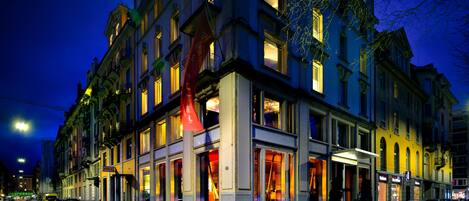 Facciata della struttura - sera/notte