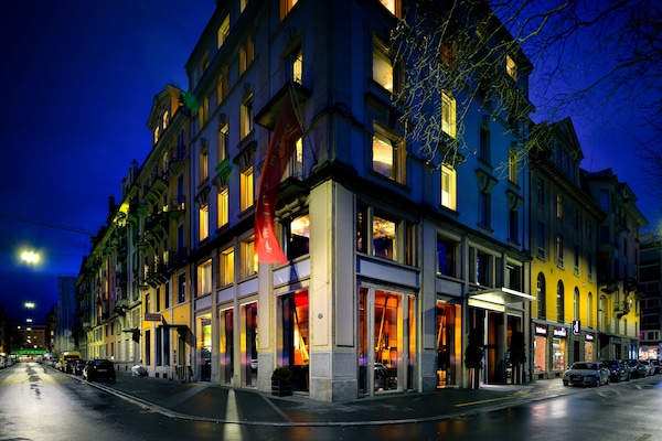 Fachada da propriedade à noite