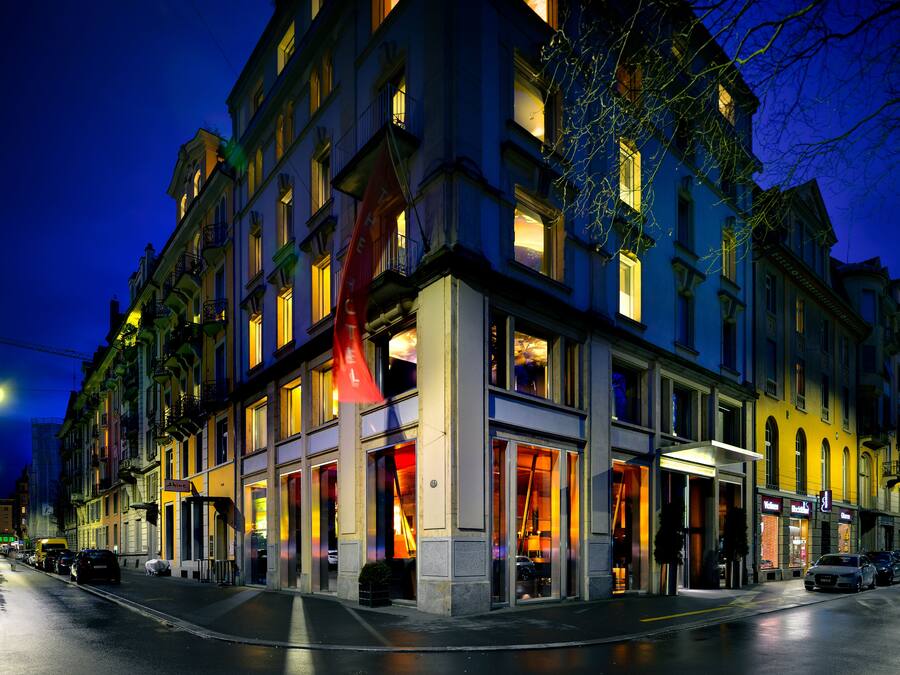 Fachada de la propiedad por la tarde o noche