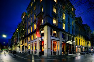 Fachada de la propiedad por la tarde o noche