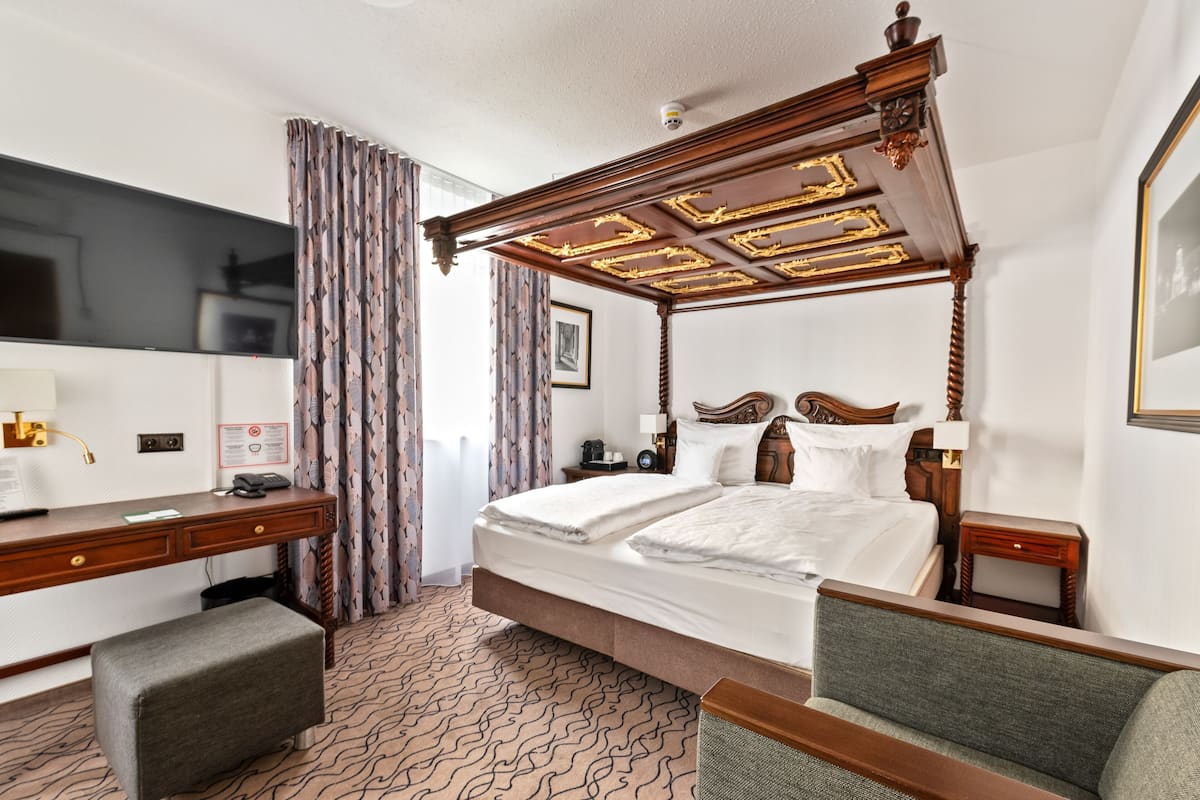 club double room with view to the courtyard | hypo-allergenic bedding, in-room safe, desk, blackout curtains