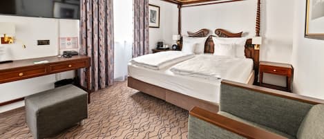 Club Doppelzimmer mit Blick zum Innenhof | Allergikerbettwaren, Zimmersafe, Schreibtisch, Verdunkelungsvorhänge