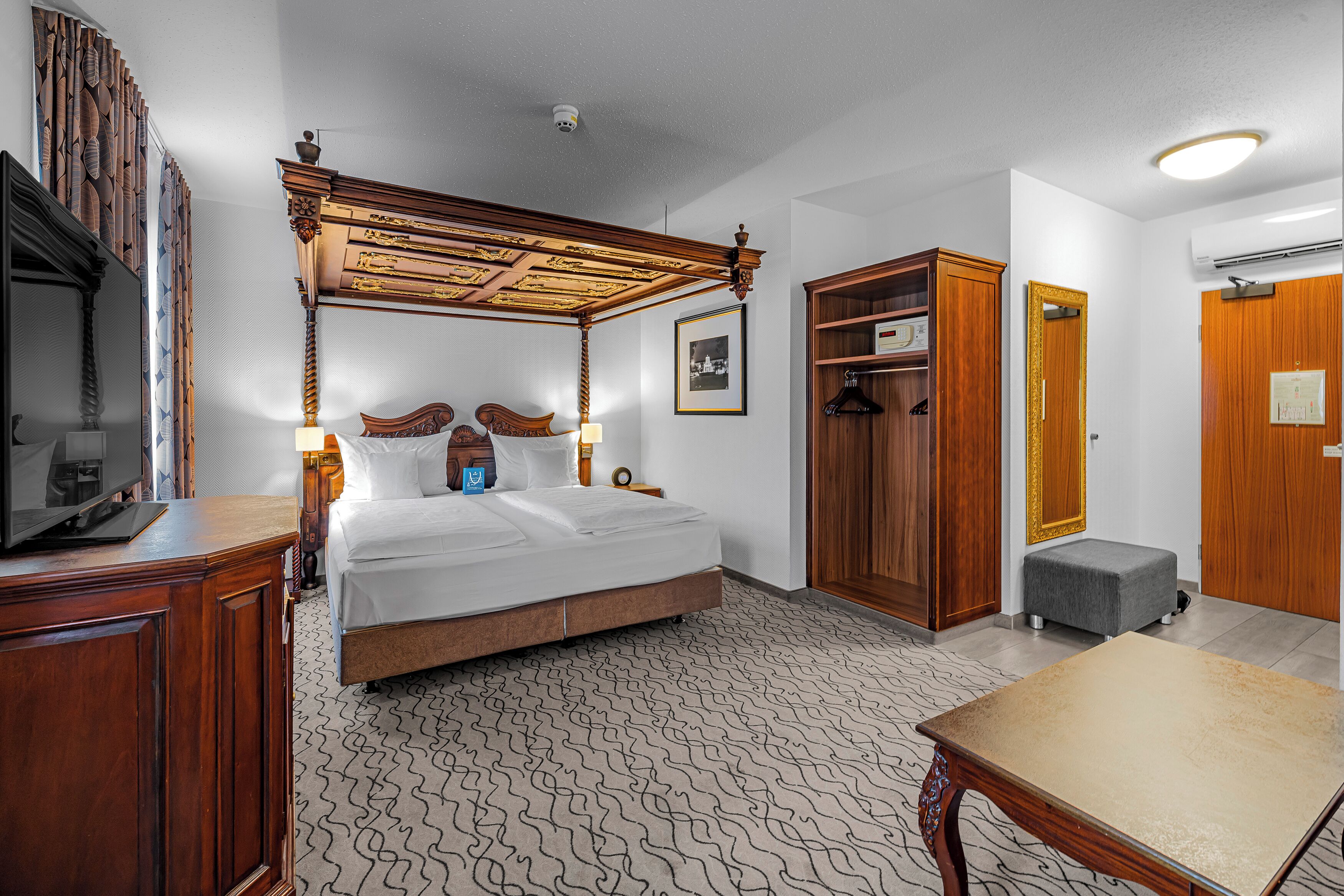 Superior Family Room | Hypo-allergenic bedding available, in-room safe, desk, blackout drapes