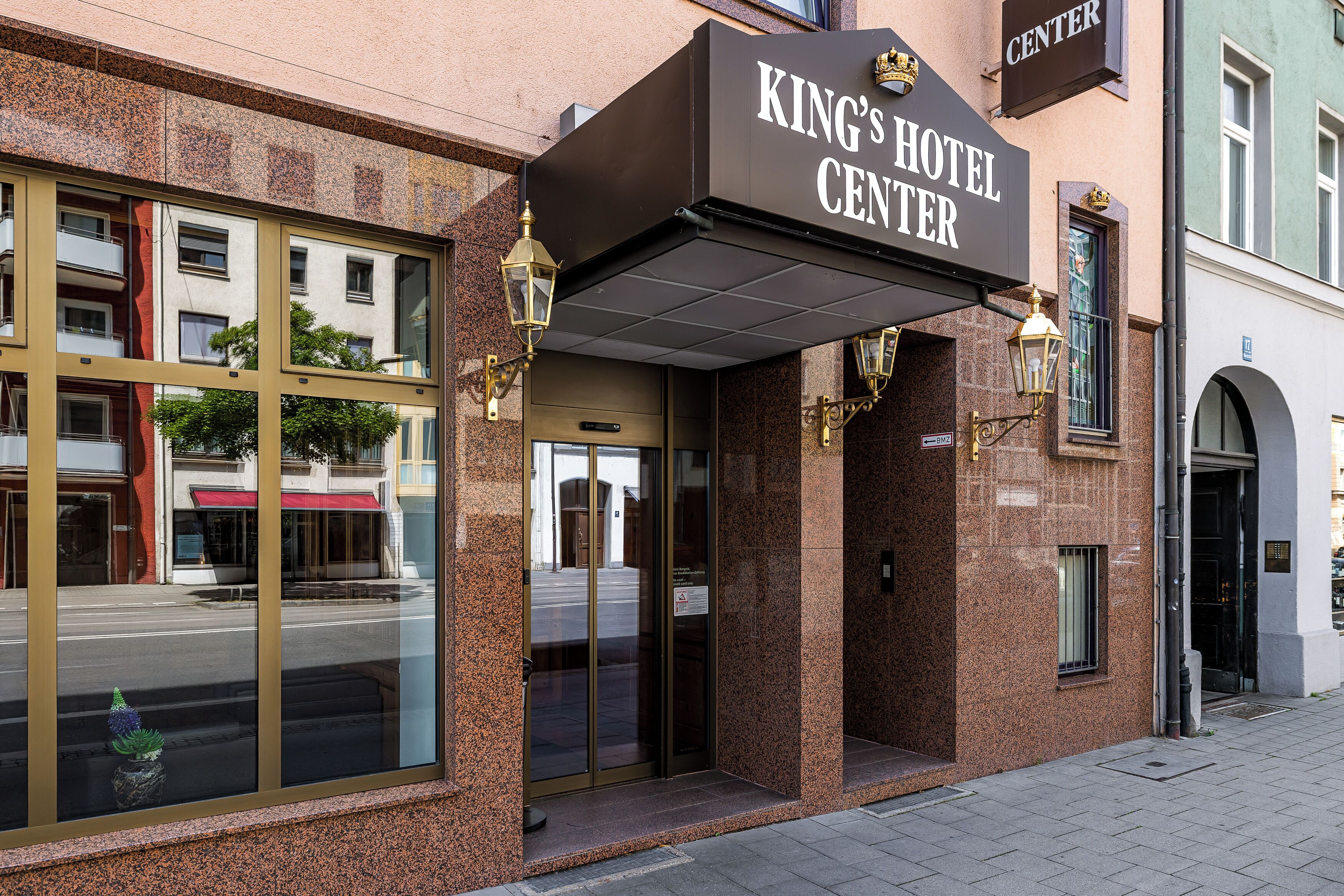 A hotel entrance with a sign reading 'King's Hotel Center'.