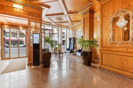 Lobby. KING's HOTEL Center Superior