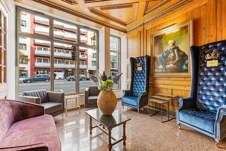 Lobby sitting area. KING's HOTEL Center Superior