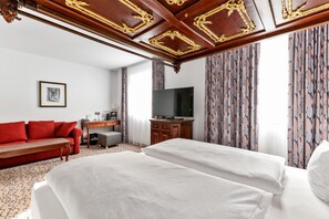 Habitación familiar | Ropa de cama hipoalergénica, caja fuerte, escritorio y cortinas opacas