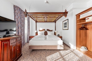 Superior Family Room | Hypo-allergenic bedding, in-room safe, desk, blackout drapes